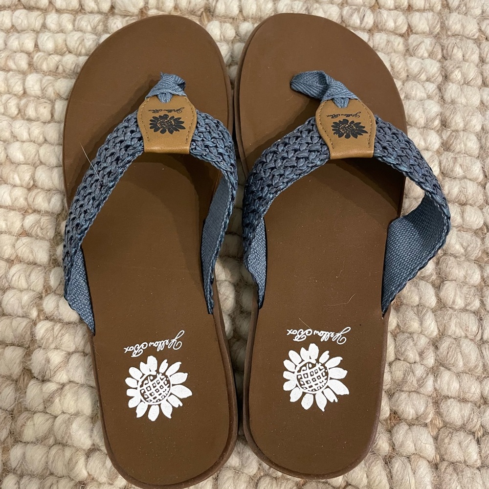 Yellow box flip flops - blue - size 7